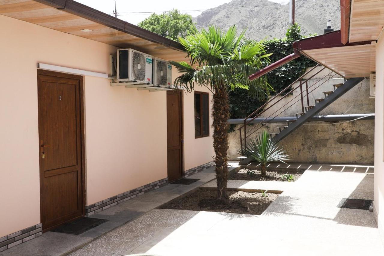 Naberejni Hotel Meghri Exterior photo