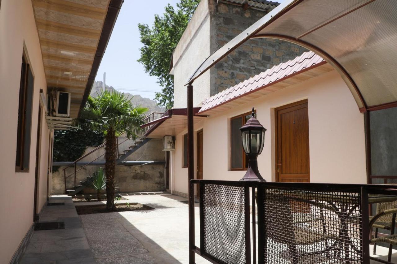 Naberejni Hotel Meghri Exterior photo